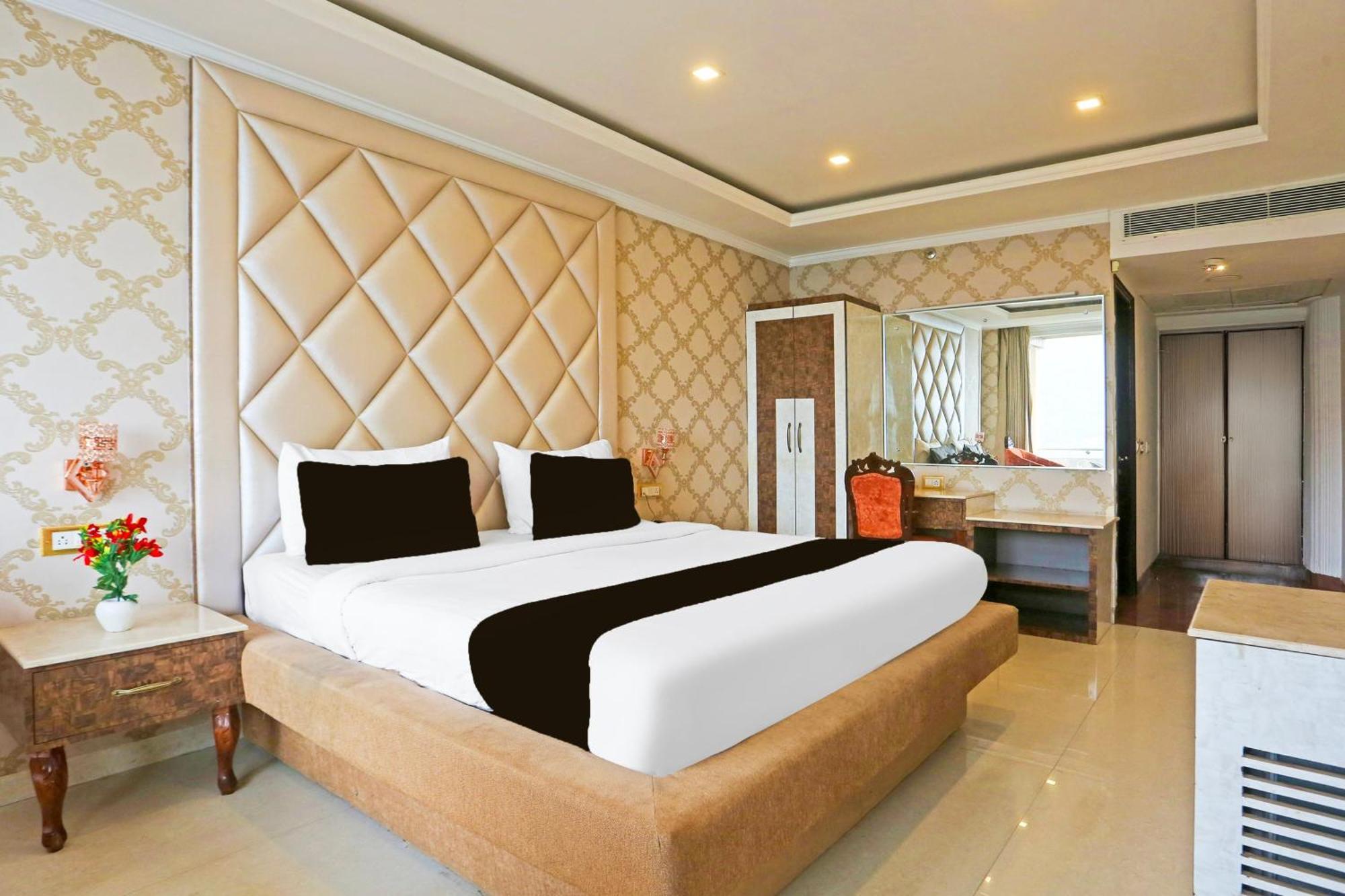 Super Townhouse Oak Near Maximus Mall Hotel