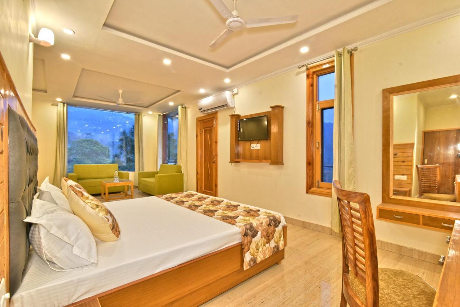 Hotel Pine View #ac Free Parking #vpo, Sudher, #cricket Stadium 5 Km