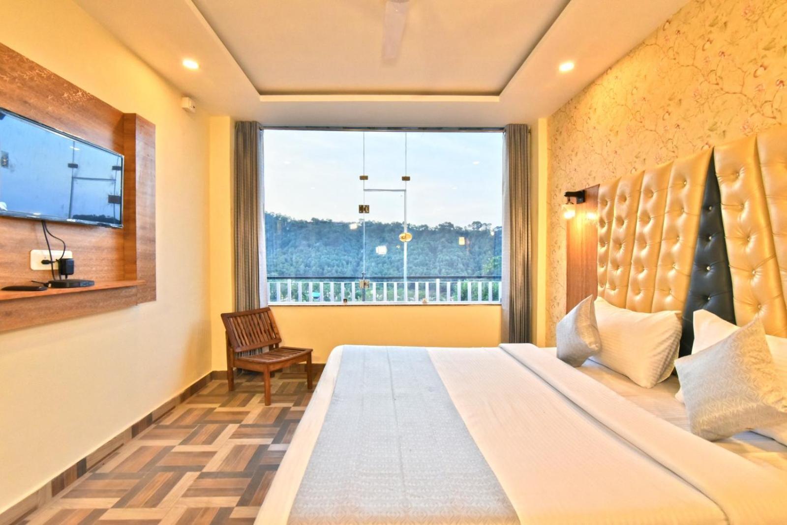 Hotel Pine View #ac Free Parking #vpo, Sudher, #cricket Stadium 5 Km