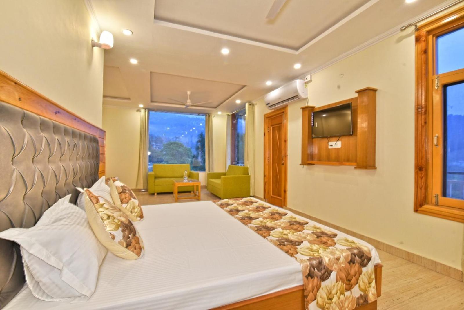 Hotel Pine View #ac Free Parking #vpo, Sudher, #cricket Stadium 5 Km 3*