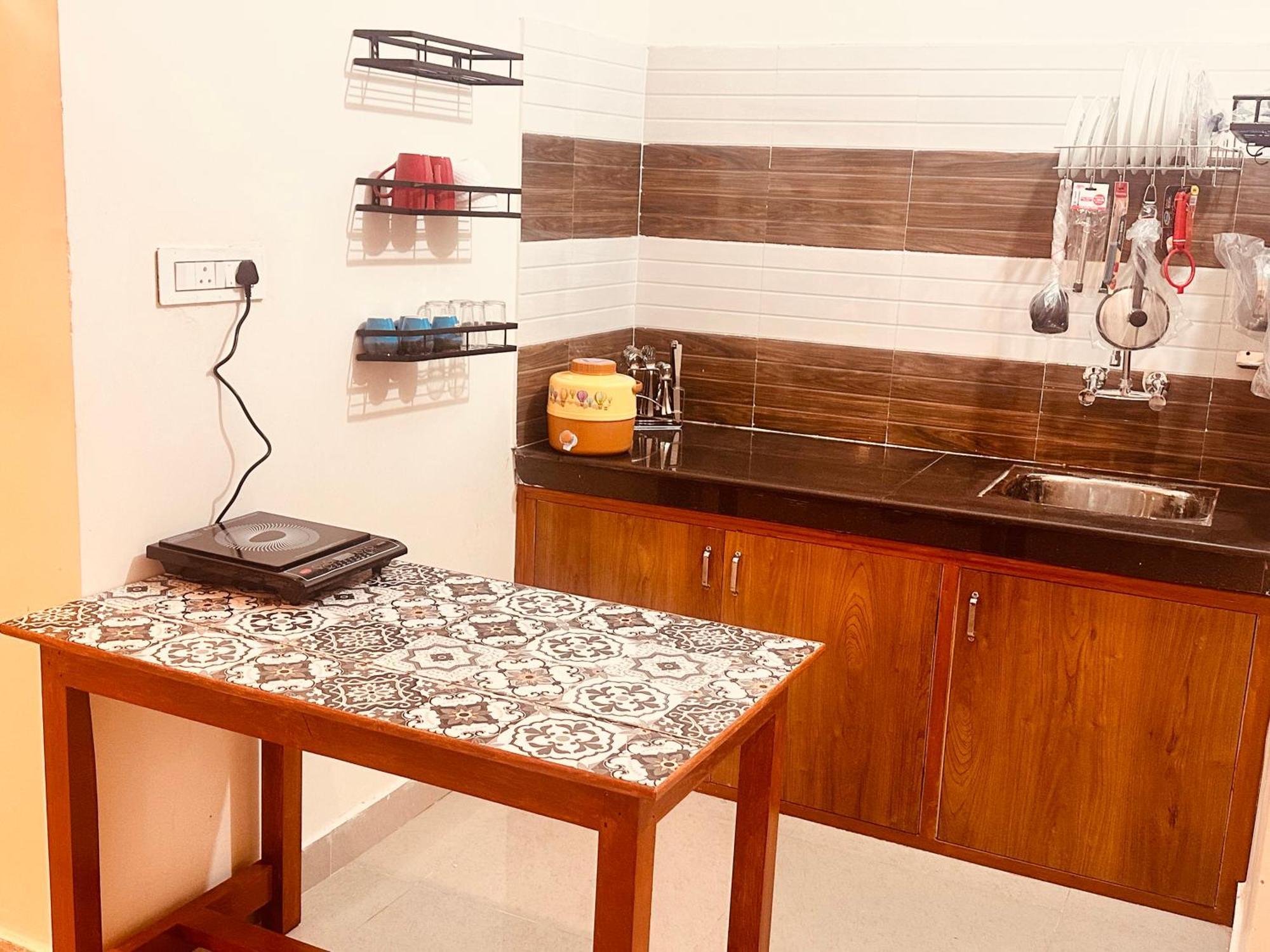 Getaway Stays-rooms With Private Kitchen-dharamkot Aparthotel *