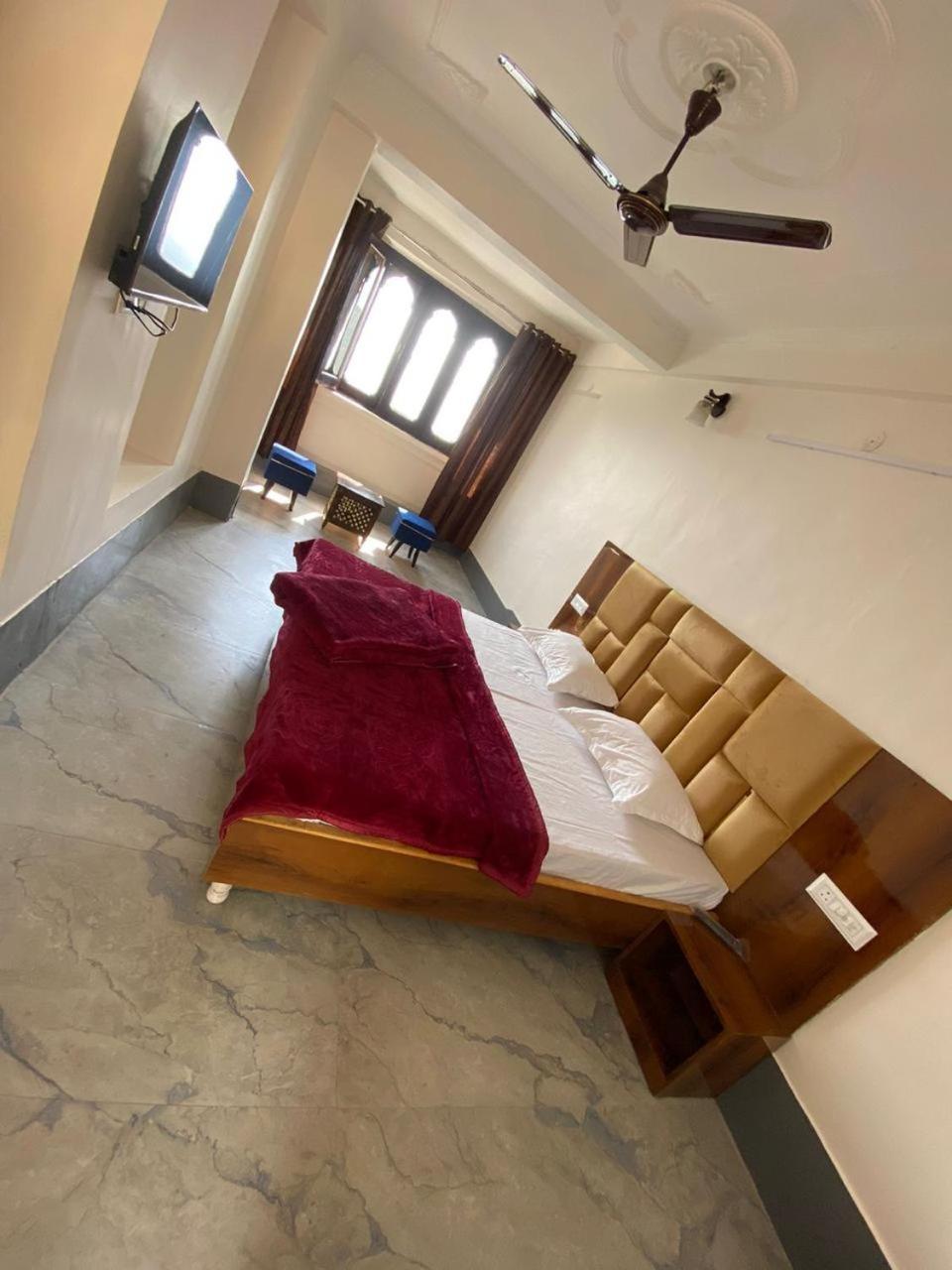 Hotel B Mehra *
