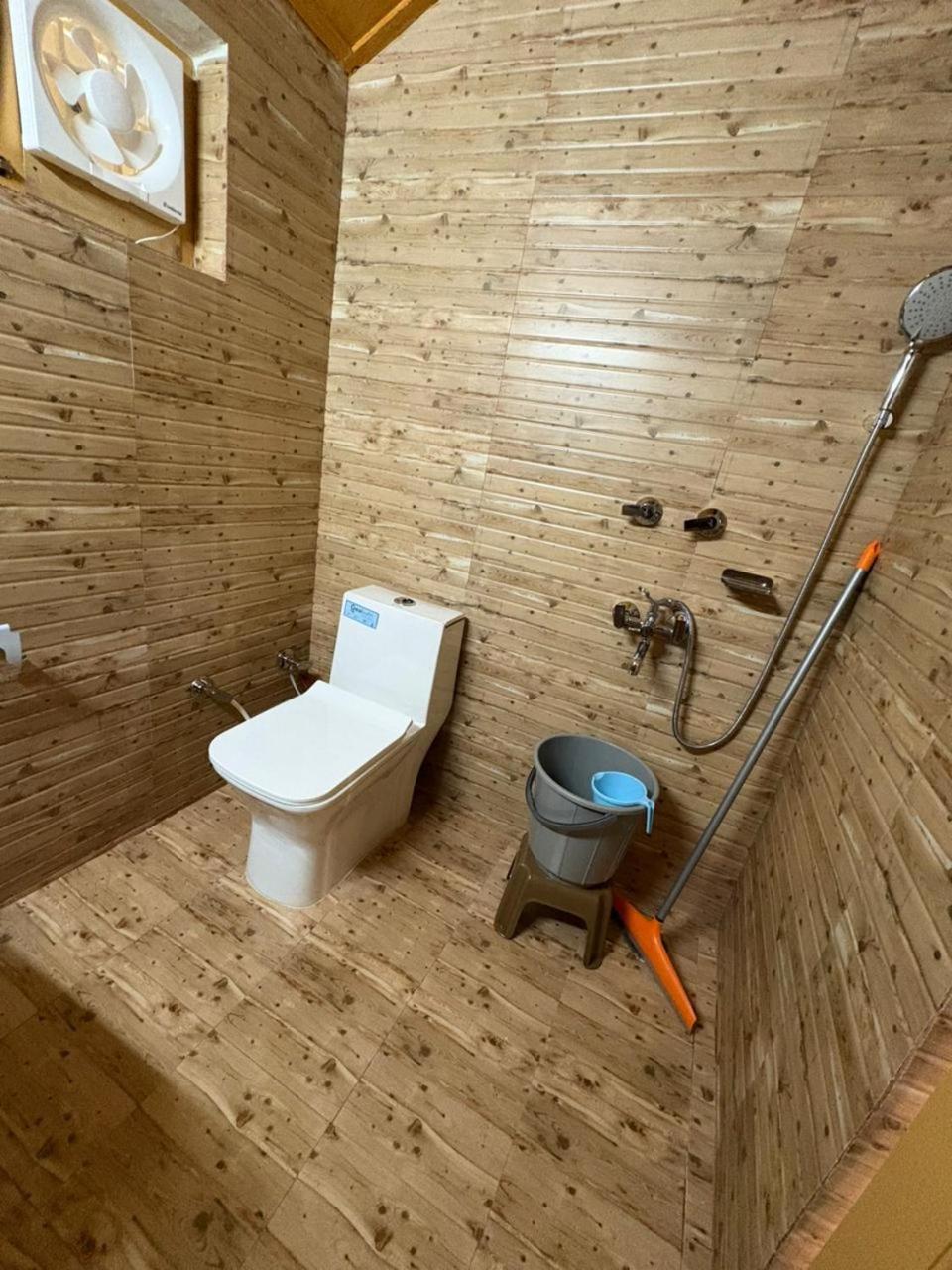 Naddi Pine Wood Hut * Dharamshala