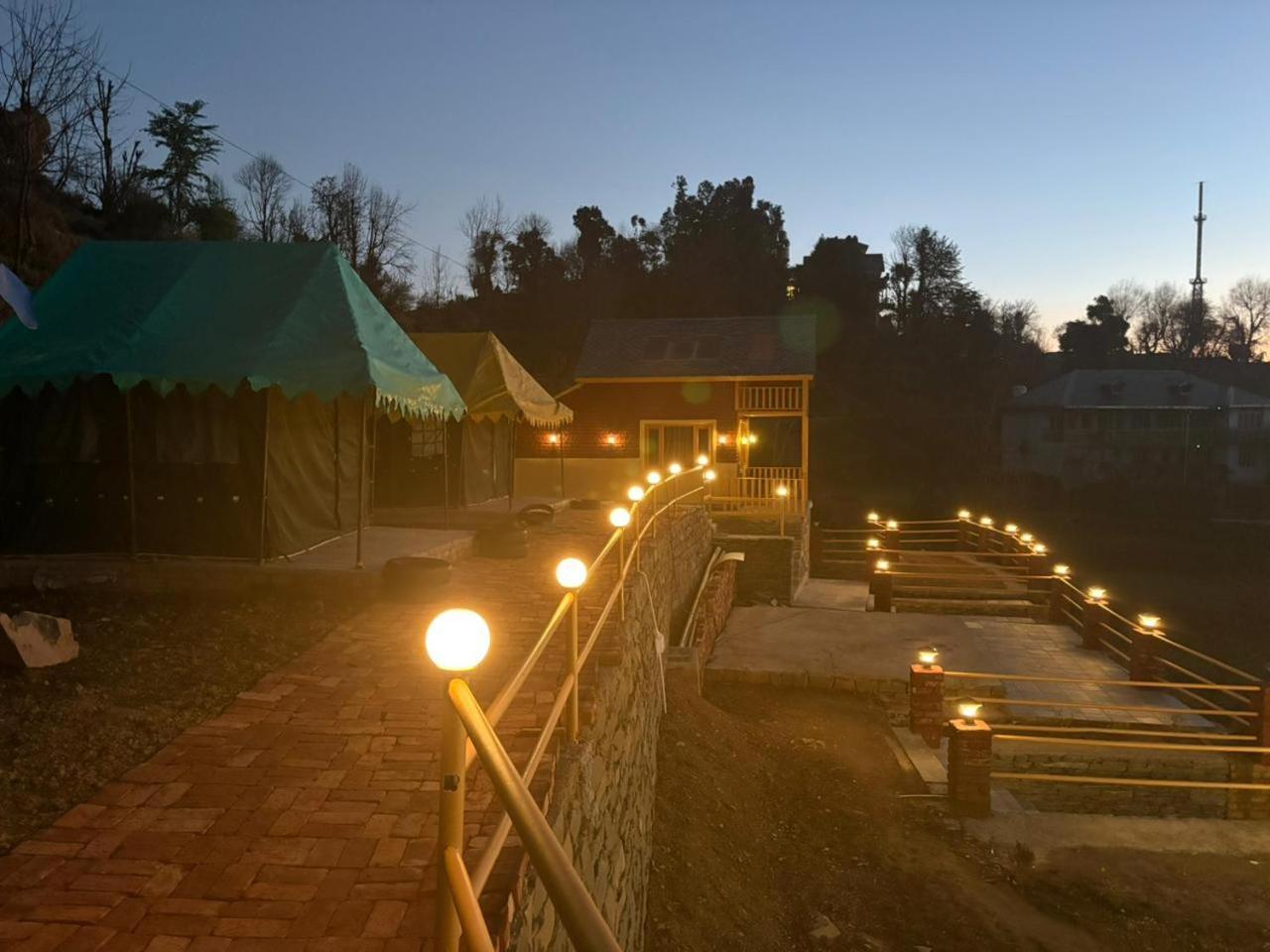 Naddi Pine Wood Hut * Dharamshala