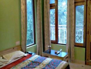 Fabhotel Greenwoods
