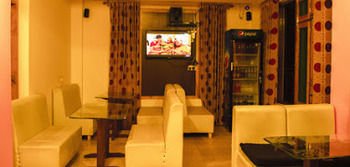 Fabhotel Greenwoods *