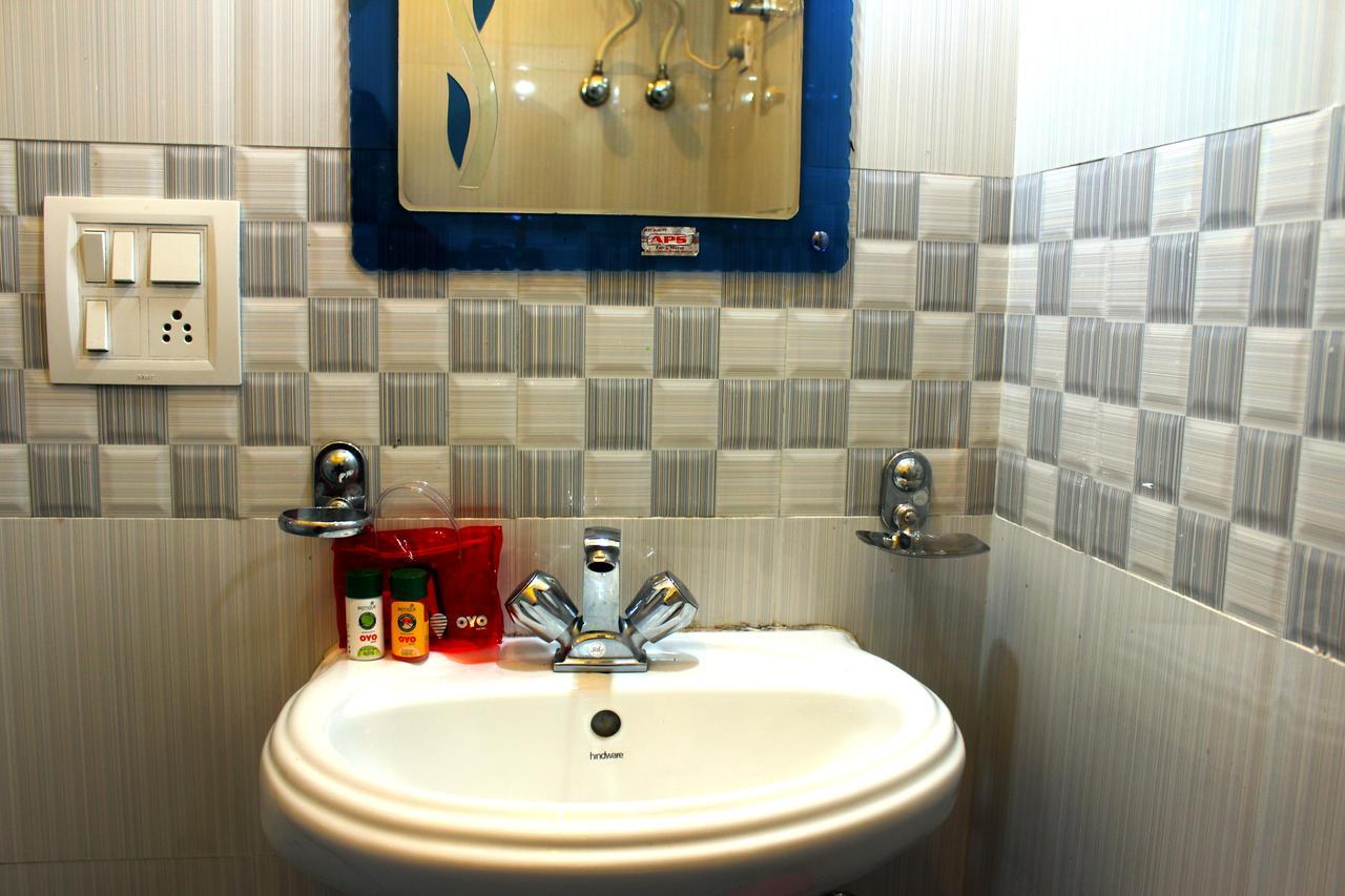 Oyo 4205 Anuj Regency 3*