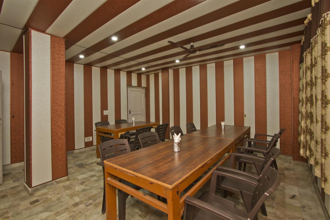 Oyo 7028 Krishna And Restaurant Hotel 3*