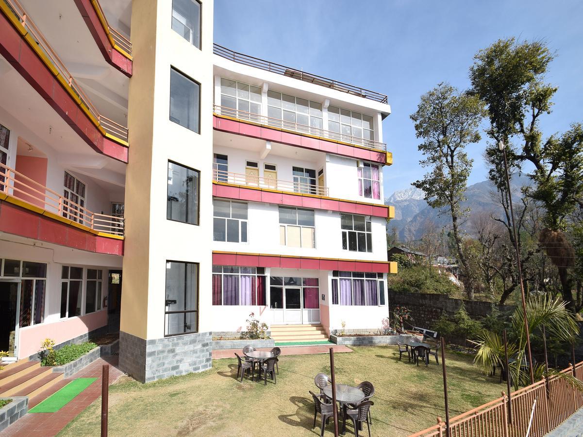 Highland Village 4*