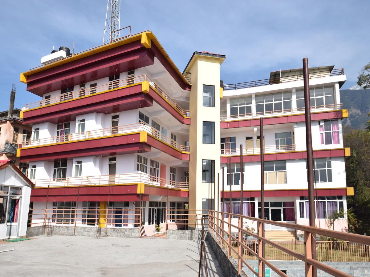 Hotel Highland Village 4*