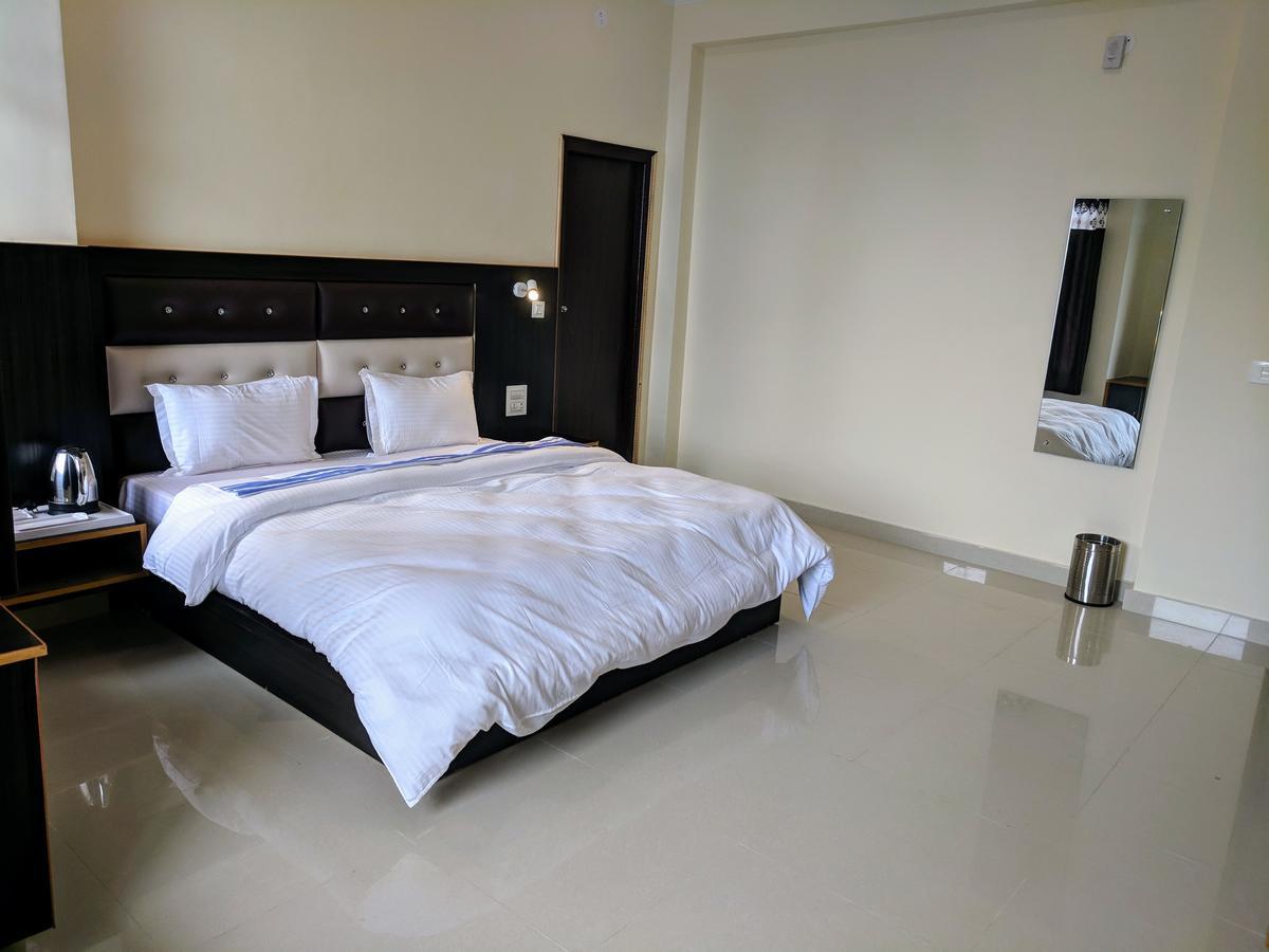 Fabhotel Rakus Place 3*