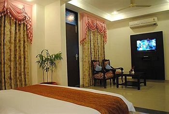 Treebo Trend Gk Conifer Hotel 3*