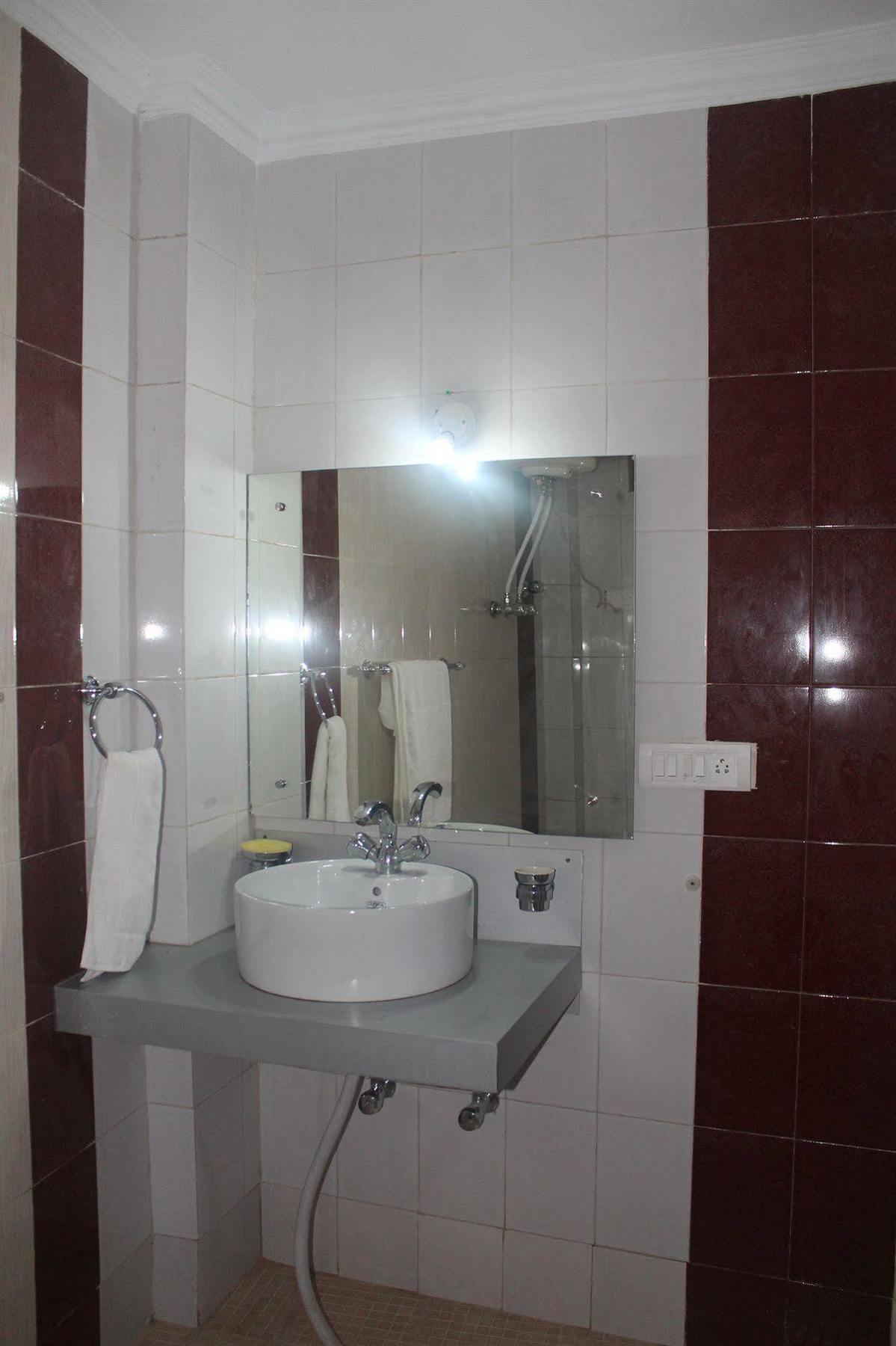 Gandhi's Paradise 3*