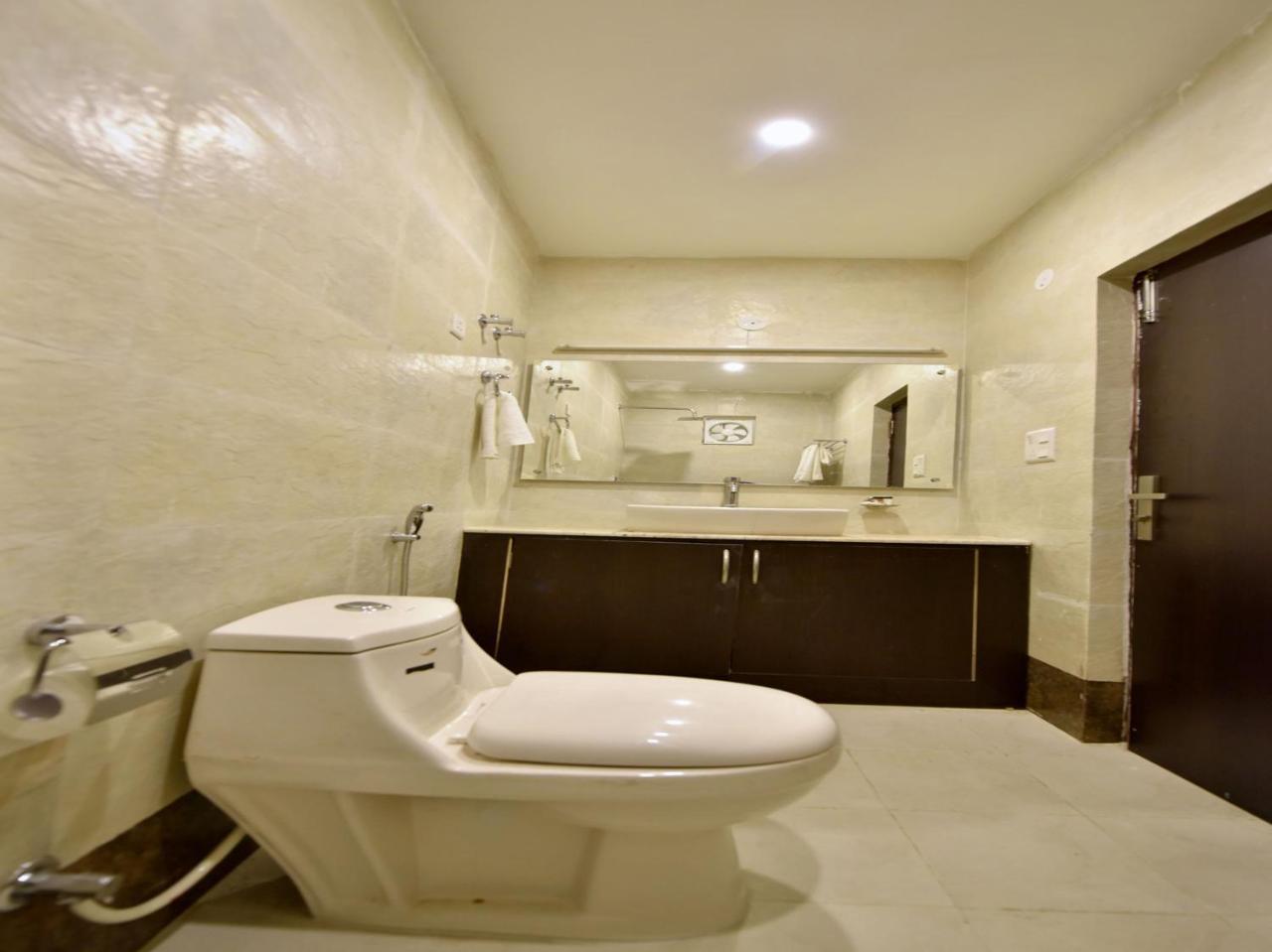 Oyo 12770 Mirage Residency Hotel 3*