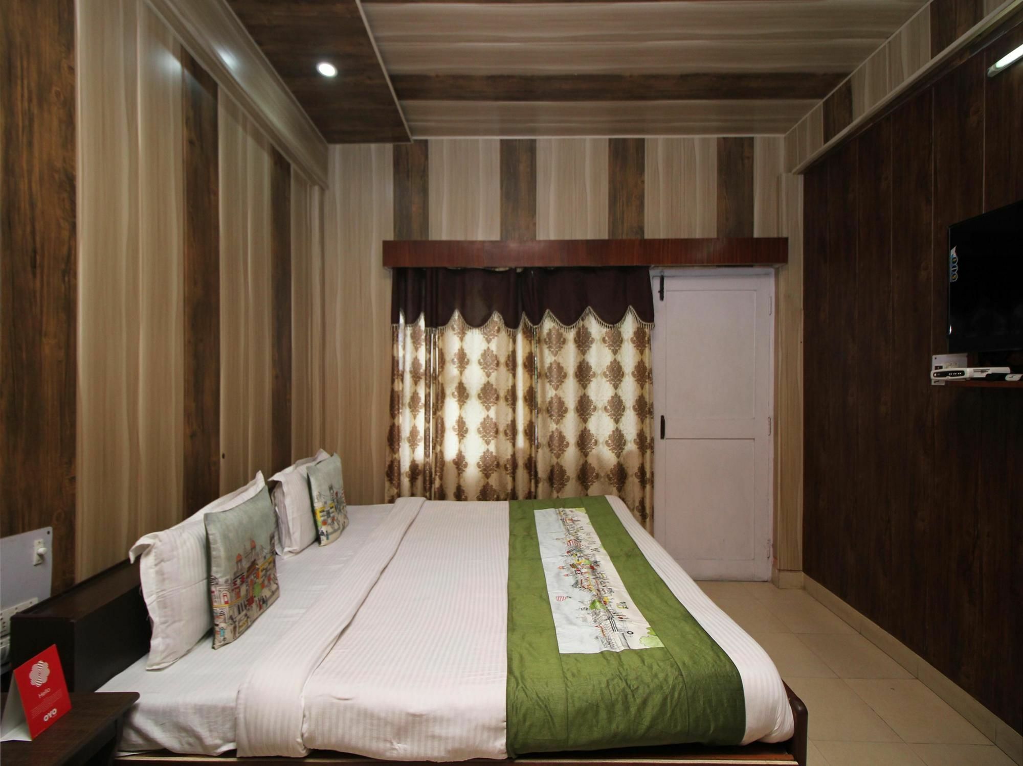 Oyo 7028 Krishna And Restaurant Hotel 3*