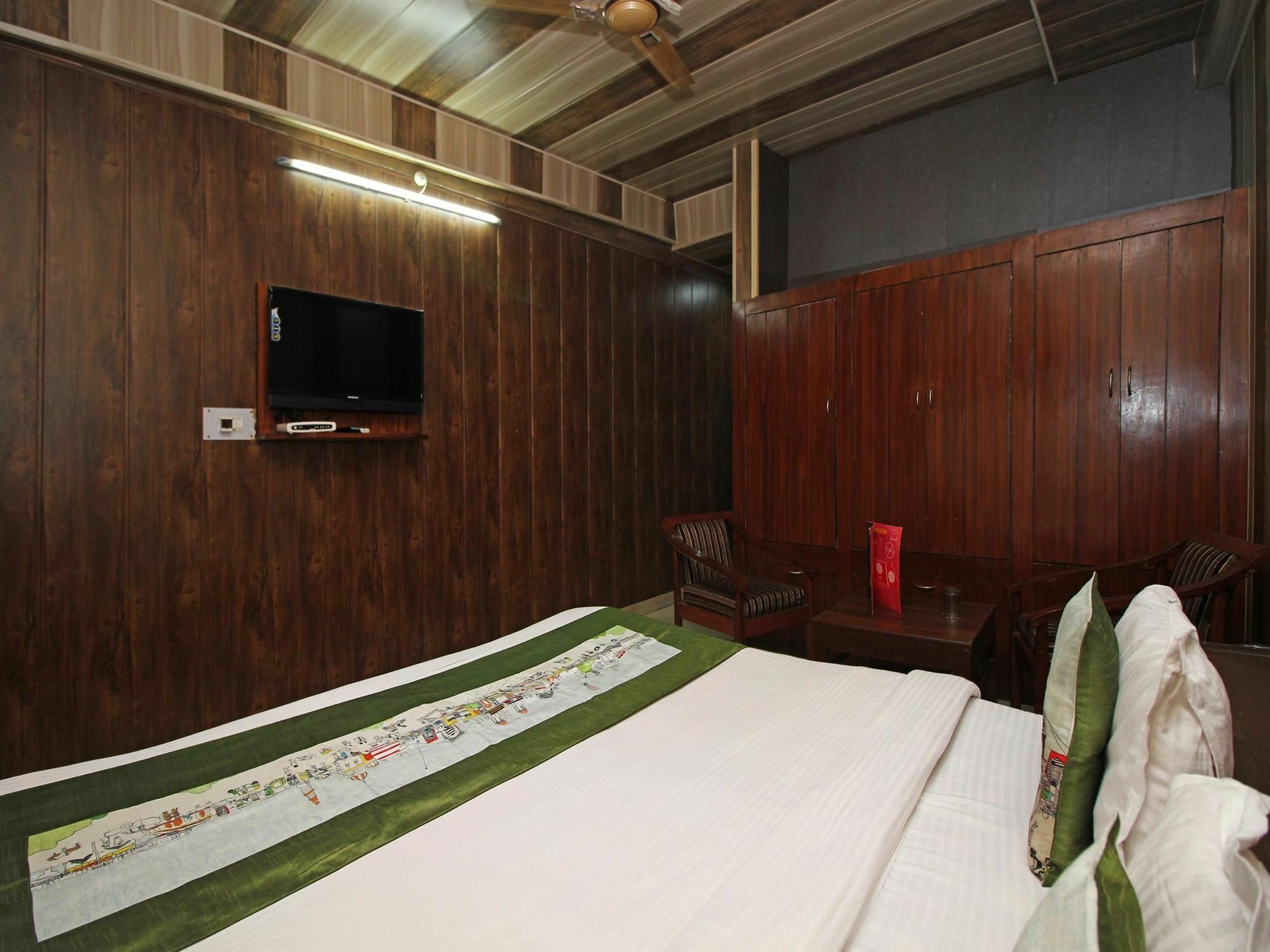 Hotel Oyo 7028 Krishna And Restaurant Dharamshala