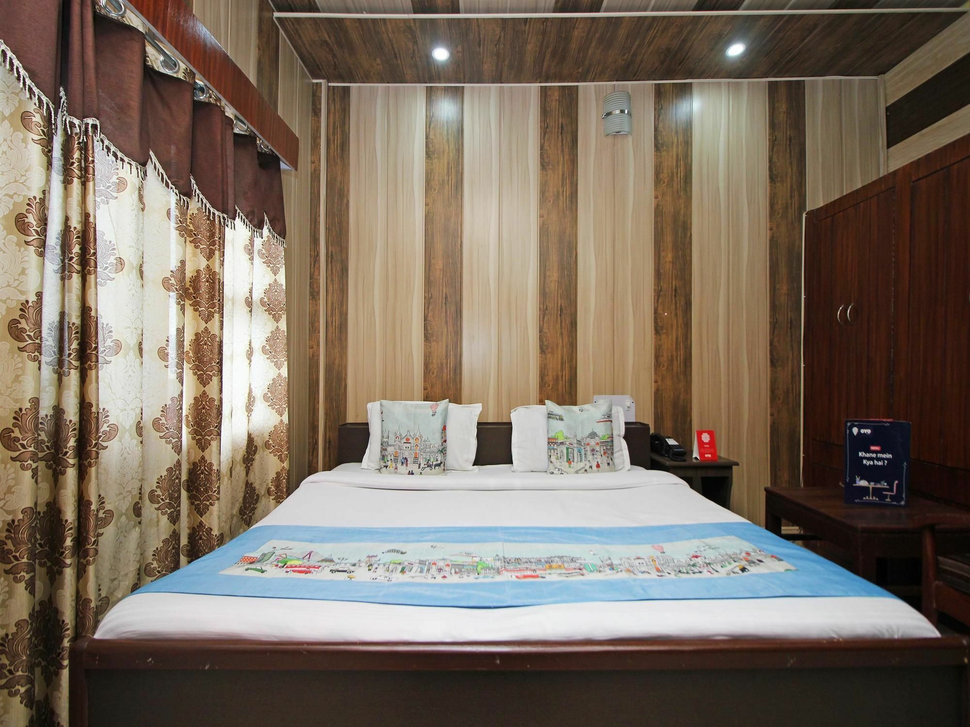 Oyo 7028 Krishna And Restaurant Hotel 3*