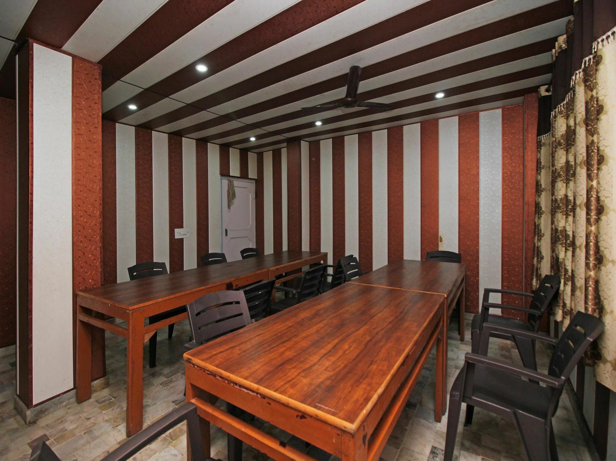 Oyo 7028 Krishna And Restaurant Hotel 3*