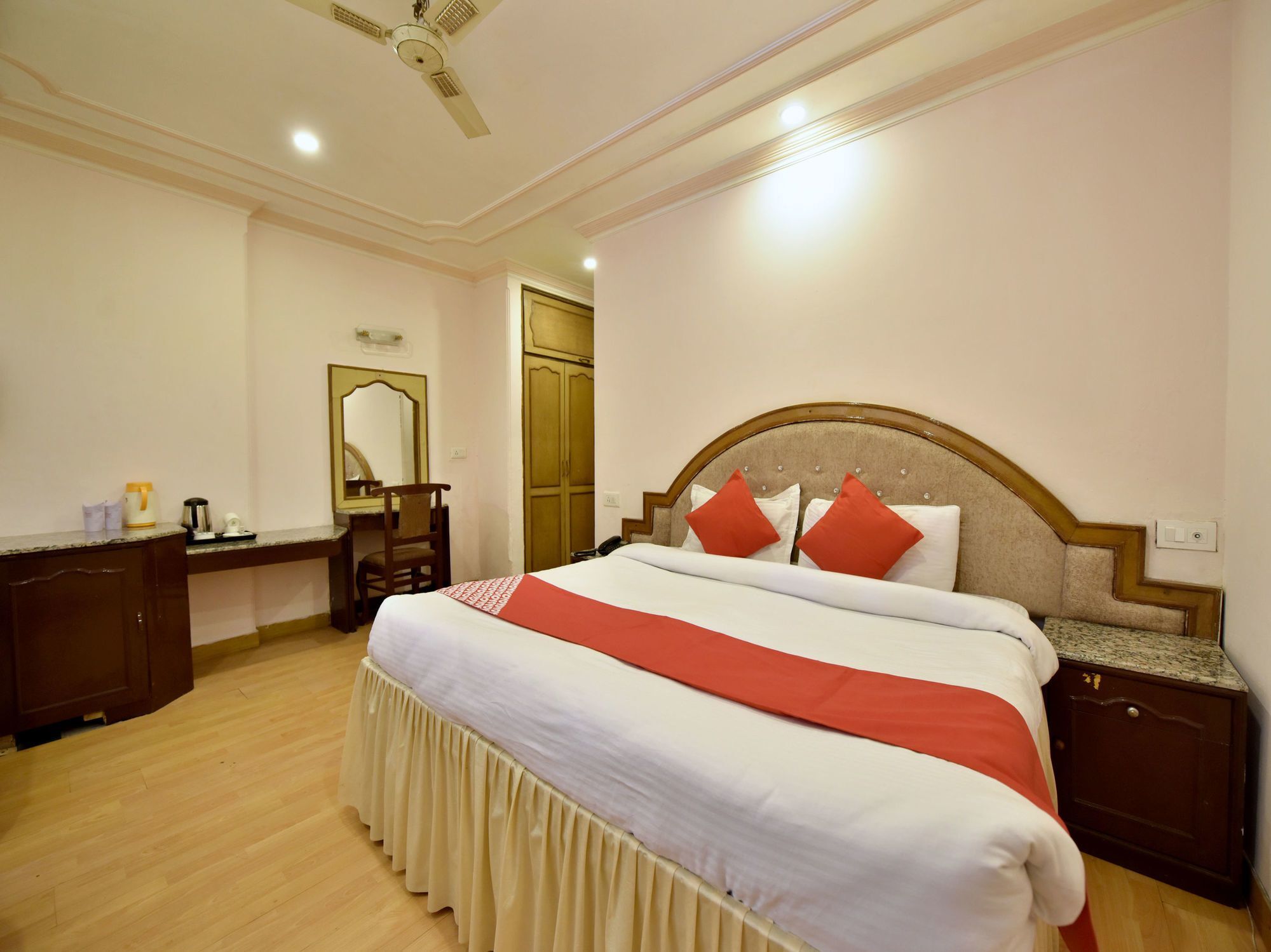 Oyo 12274 Royal Palace Hotel