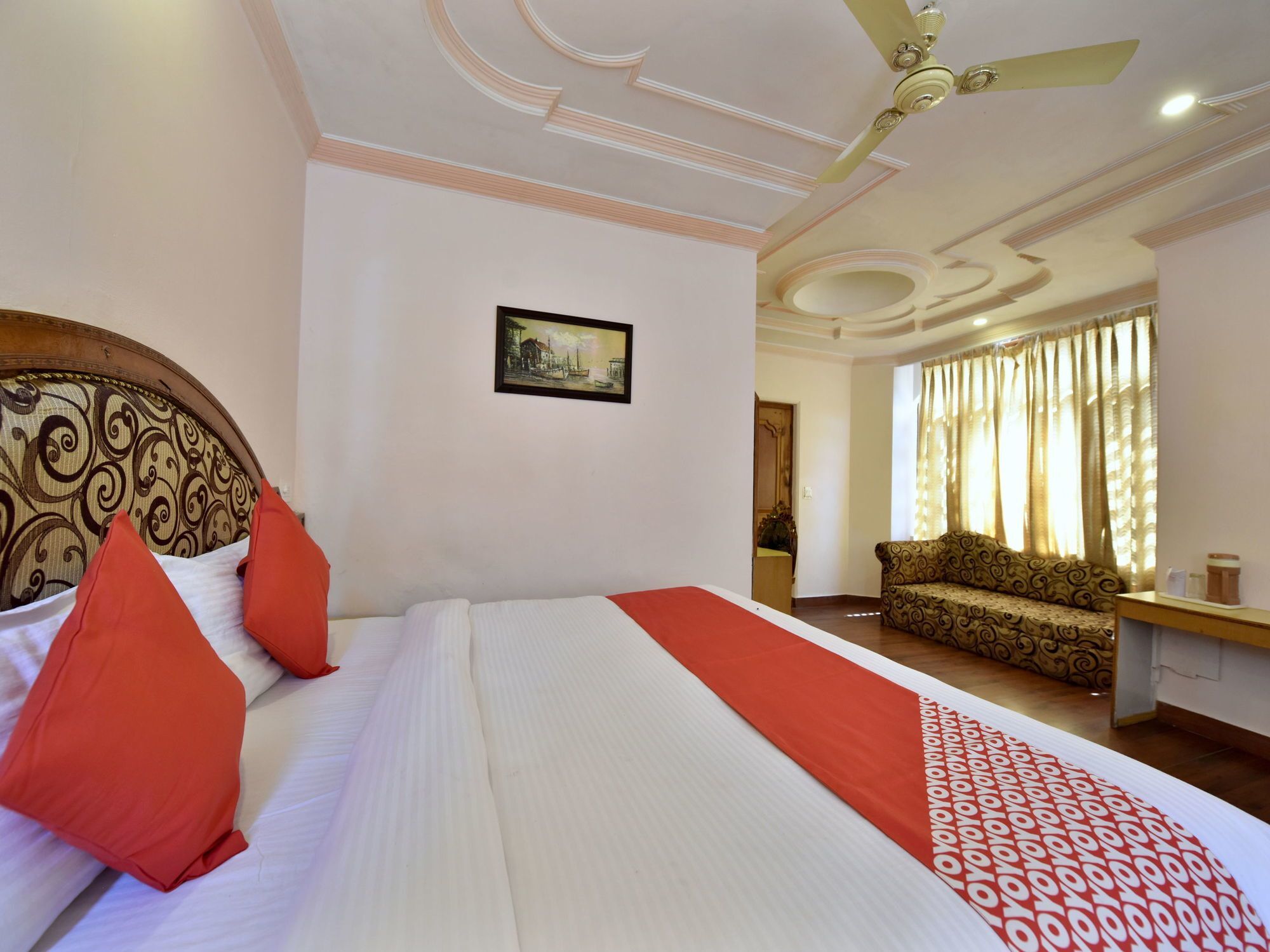 Hotel Oyo 12274 Royal Palace 3*