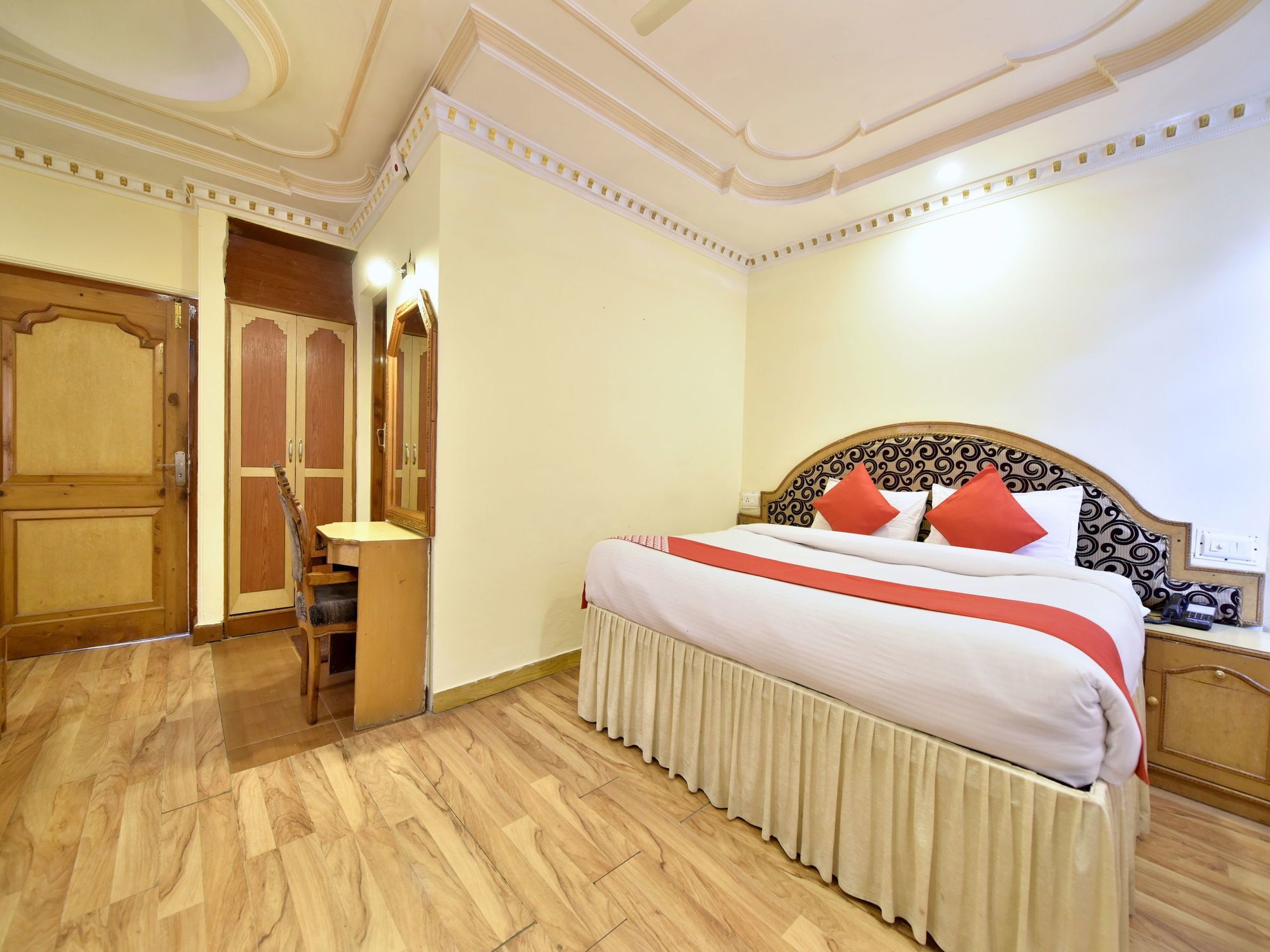 Hotel Oyo 12274 Royal Palace 3*