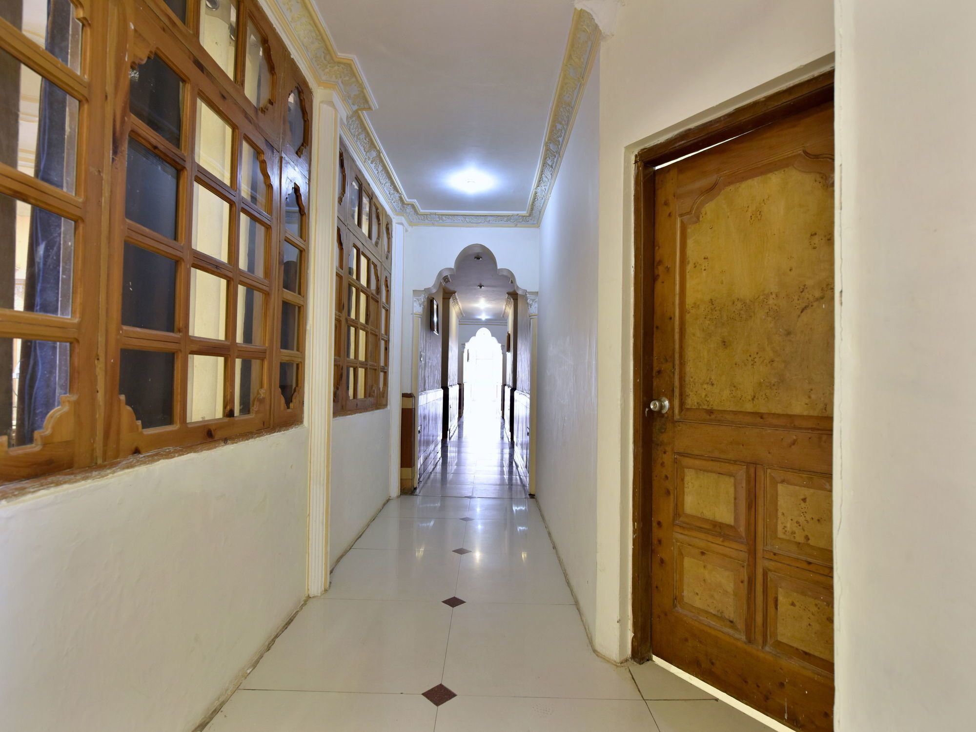 Hotel Oyo 12274 Royal Palace