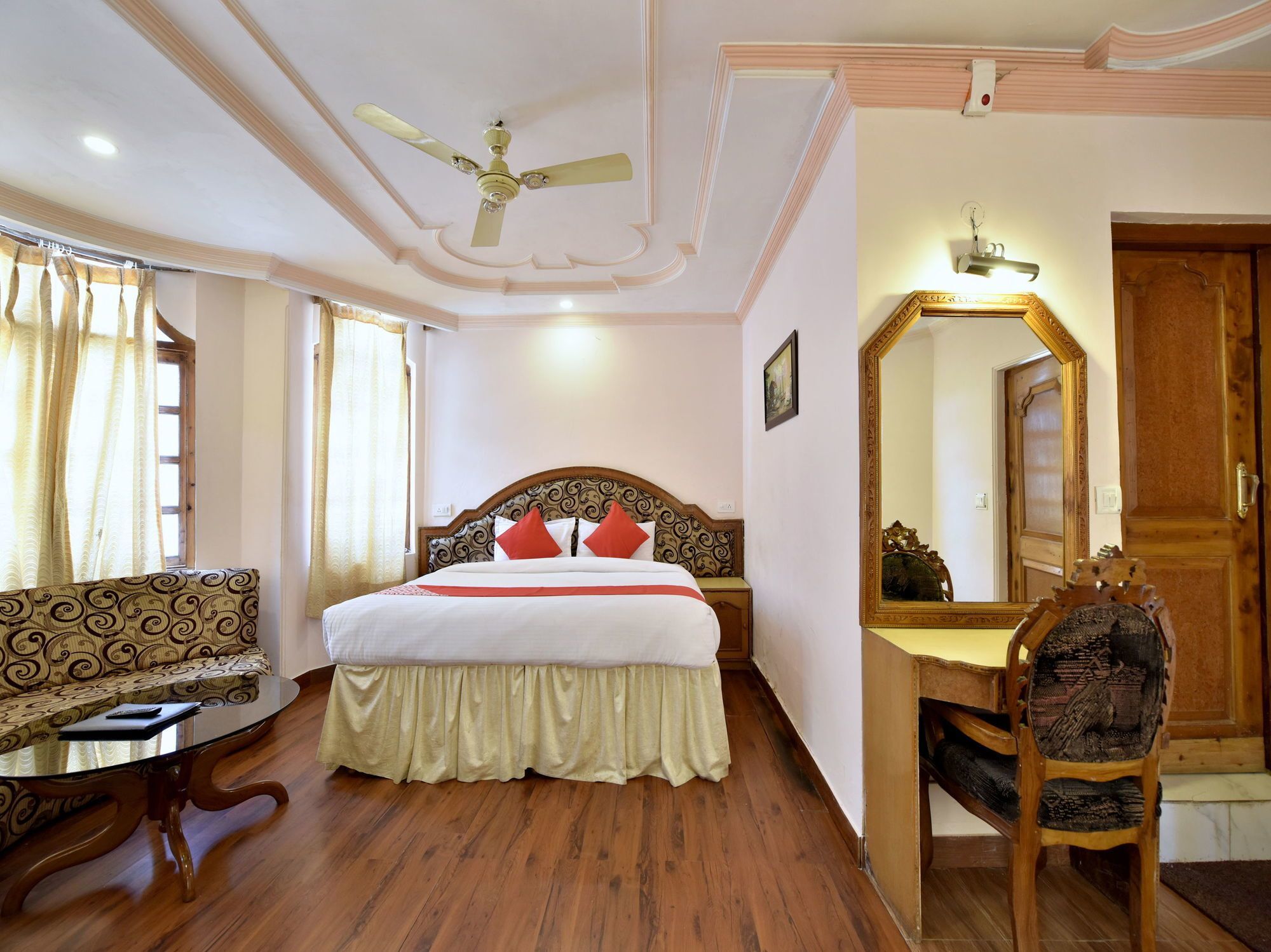 Hotel Oyo 12274 Royal Palace 3*