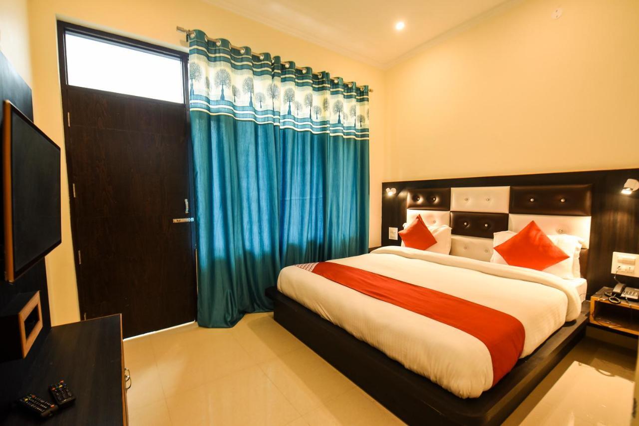 Capital O 16608 Raku's Place Hotel