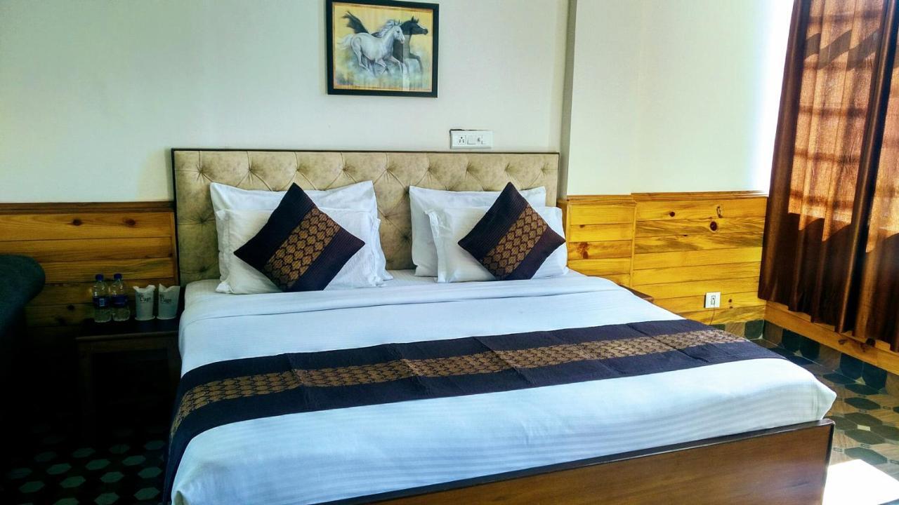 Highland Village 4*