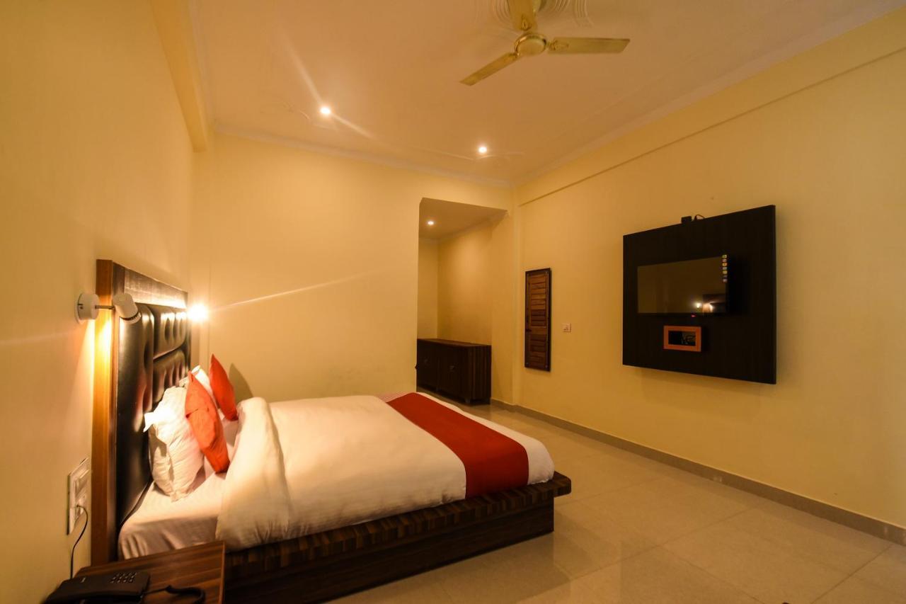 Capital O 16608 Raku's Place Hotel 3*