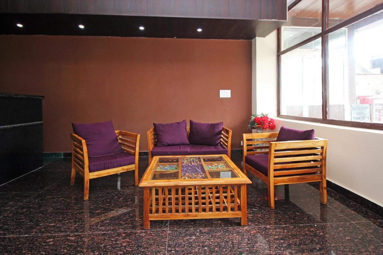 Oyo 8944 Red Carpet 3*